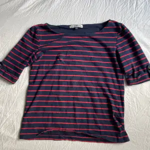 En röd och mörkblå trekvarts tröja, använd men i fint skick utan hål eller fläckar. Tvättar såklart innan köp.