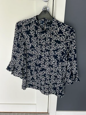 Blus - Blus från Gina tricot använd 1 gång. I mycket bra skick, fina små blommor mönster och normal till storlek. 