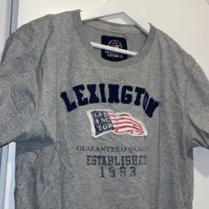 Lexington tshirt som är lite vintage aktig! Bra skick i storlek S-M!  Vid frågor eller funderingar är det bara att höra av sig!😃