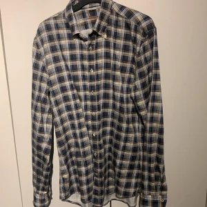 Stenströms skjorta  - Stenströms skjorta i väldigt bra skick, använd några få gånger. Nypris på 1600 köptes för några månader sen. Storleken är L men passar mig som brukar bära M. 