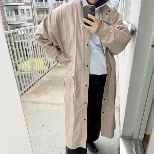 Trenchcoat från Guy Laroche - Beige trenchcoat köpt secondhand, märket är Guy Laroche, st 38. Stor i storleken. Jag (i bild) är 162cm lång. Jackan är utan foder förutom ärmarna, där har någon sytt in ett mjukt foder, finns några fläckar på den (tkr själv inte de är så märkbara) 🧥