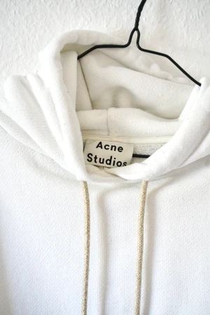 ACNE tjocktröja  - Tjocktröja från ACNE. Smått använd, fint skick. Storlek XS, men är oerhört overaize.  Nypris: 3000:-  Finns i Hägerstensåsen. Kan posta!