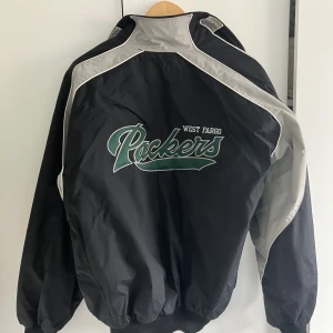 vintage vinterjacka  - Jättefin jacka som är köpt secondhand men är ändå i bra skick. Använd en vinter. Skriv för mer info💕