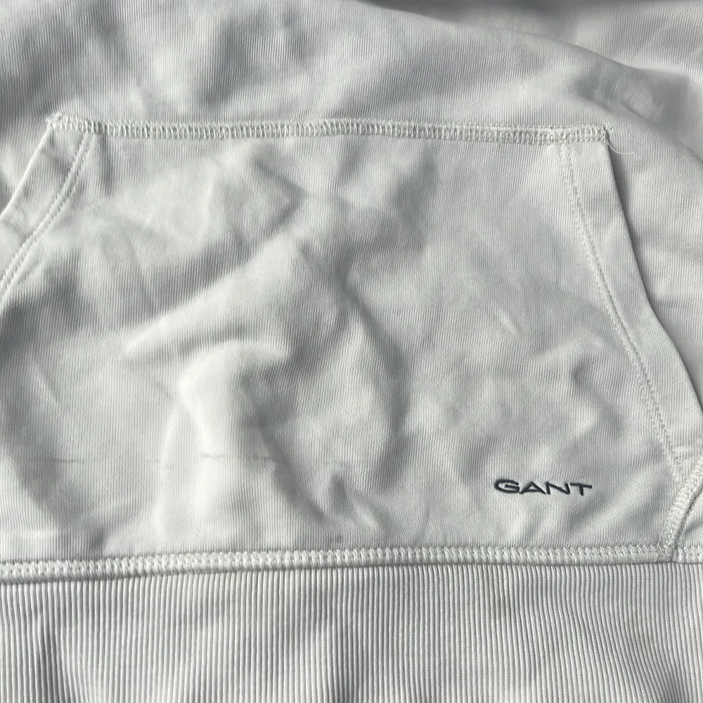 En vit gant hoodie som jag köpte på kidsbrandstore för några år sedan. Jag säljer för att den är för liten för mig och har bara legat i garderoben utan att komma till användning. Bra skick förutom att den finns några mindre fläckar längst ner på tröjan.. Hoodies.