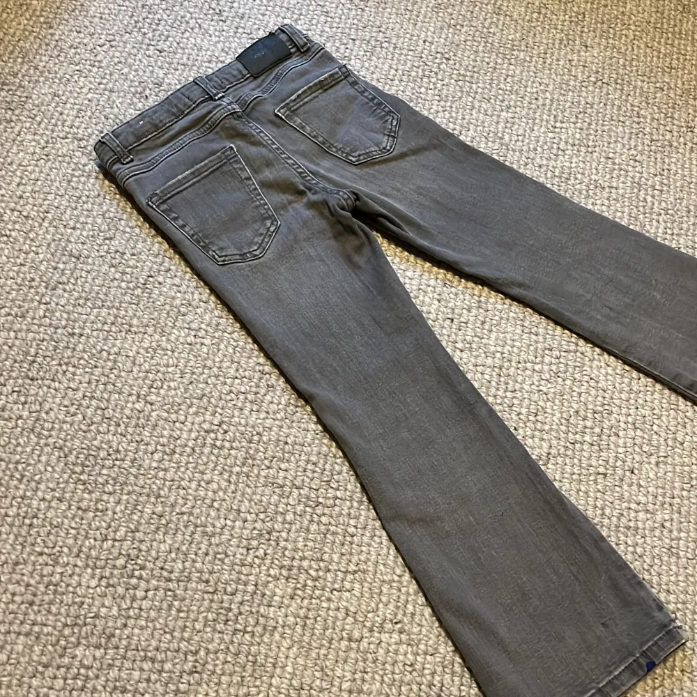Gråa lågmidjade jeans så snygga använda få gånger 🩶🥰. Jeans & Byxor.