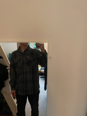 Carhartt skjorta - Carthart skjorta som jag aldrig har använt då jag bytt stil. Jätteskönt material och en baggy passform/beror på vem som har på sig den.