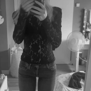 Spetströja  - LÅNAD BILD  Köpte denna på Plick för ett tag sen men säljer vidare då den satt för tight på mig. Men annars så fin och väldigt bra skick 💕💕. Perfekt till fest eller liknande 