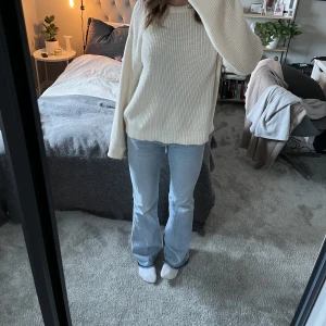 Ljusblå jeans  - Nu säljer jag mina ljusblå jenas i från Gina, då de är något förstora för mig och därför kommer inte till användning. De är i superfint skick. Skriv ifall ni har frågor💗🫶🏼☺️