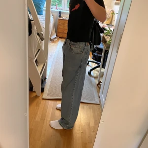 Levis  560 baggy - Oanvända levis 560. Dem är aldrig använda för min kompis drog sönder skärpgrejen första dagen och jag kan inte sy så pallade inte laga.( kolla sista bilden)