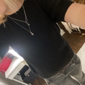 Svart kortärmad stickad tröja  - Säljer denna fina stickade tröja💞 Mycket bra skick💞💞