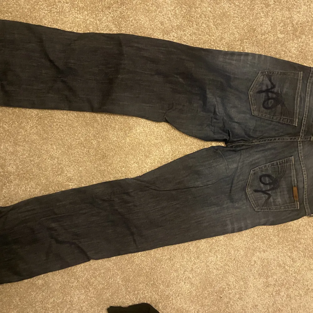 säljer dessa as snygga byxor då dom va för småa på mig, storleken är 29/32🙌🏼. Jeans & Byxor.