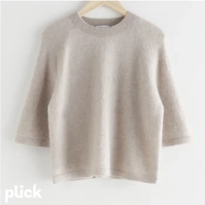 &Other Stories stickad tröja  - Jätte fin stickad tröja som är lite liten för mig så därför ej kommer till användning. Nypris ca 600kr