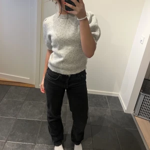 Lågmidjade zara jeans - Raka jeans i mörkgrå svart färg med låg midja  