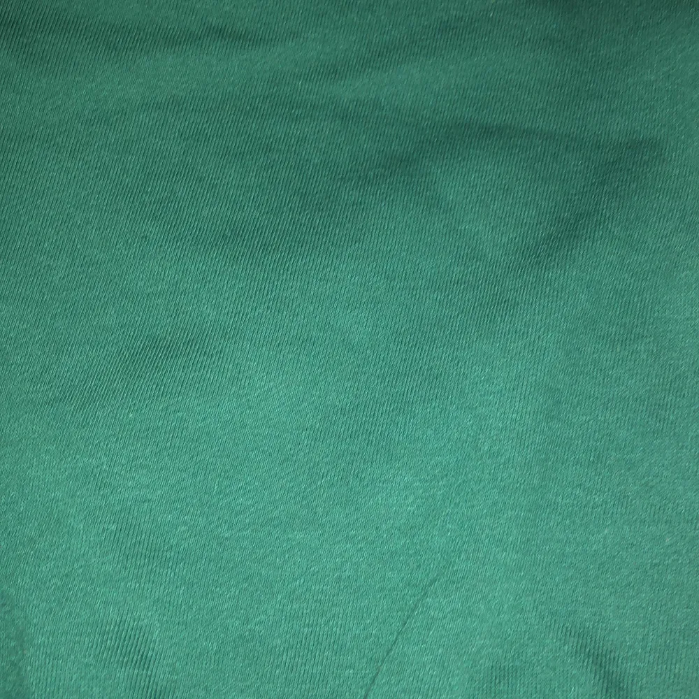 Säljer denna ärmlösa tröjan för att den inte passar mig. Om det inte syns bra så är den mörkgrön.. Hoodies.