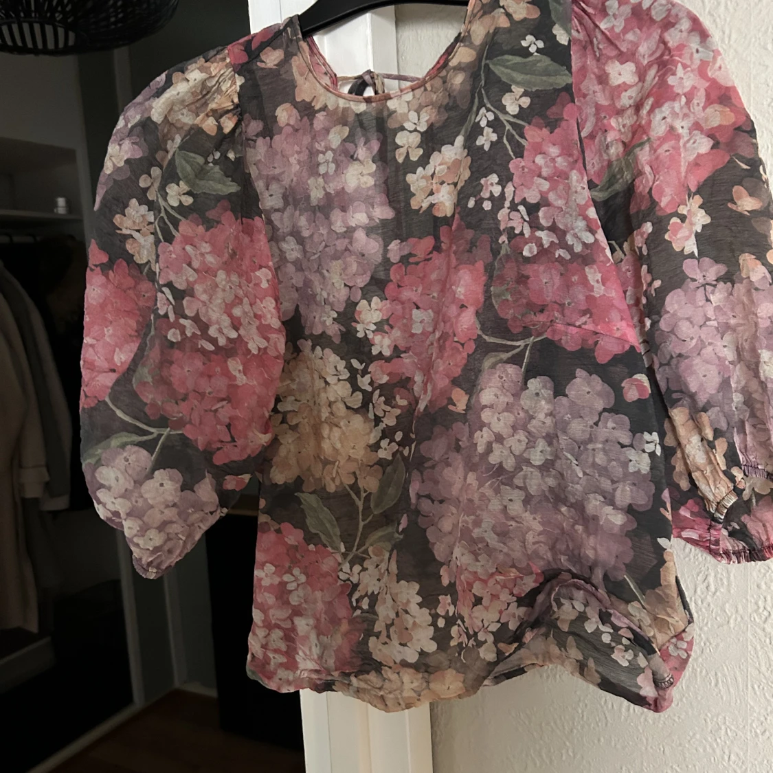 Blus med puffärmar  - 91