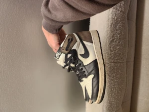 AJ1 Dark Mocha - [Inte autentiska] Säljer flickvännens skor jag köpte till henne då de aldrig blir använda,skickar gärna fler bilder om det behövs!