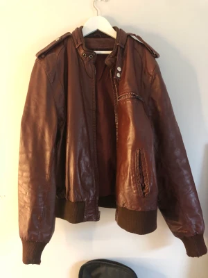 Röd skinnjacka - Supersnygg och trendig röd skinnjacka! Köpt på en vintage butik för 1000kr, använd endast en gång 🩷 köpt med defekterna på bild 2&3. Kan skicka bilder med jackan på om det önskas!