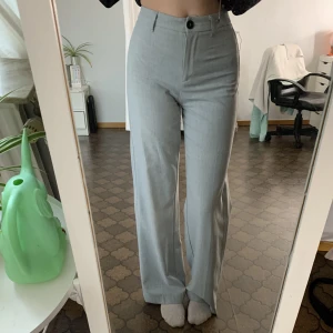 Gråa kostymbyxor - Snygga kostymbyxor från Bershka 😍 använda men bra skick!