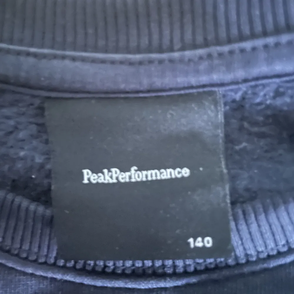 Marinblå peak perfomamce sweater i väldigt bra skick. Storlek 140. . Tröjor & Koftor.