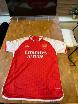 Arsenal tröja  - Helt oanvänd arsenal tröja i storlek m men är stor i storlek! 