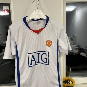 Manchester United tröja retro  - Tja! Säljer nu min Manchester United retro från 2008-2009. Lägg ett bud på tröjan 