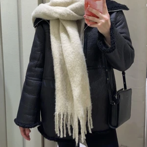 Jacka  - Jacka från bikbok köpt för ett år sedan. Jättevarm och tjock. Använd men bra skick. Köpt för 900-1000 kr. Storlek S men lite oversized i storleken, man får plats med en tröja under💗