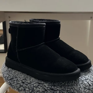 Uggs ”fake” - Säljer fake uggs i färgen svart, sälj då de inte kommer till använding, använd 1-2 gånger, skorna är i fint skick och i storlek 36. Pris kan diskuteras💕