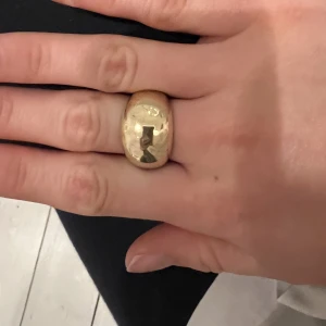 Guldring - Jättefin guldring, tyvärr lite missfärgad men syns inte när man har den på 🩷