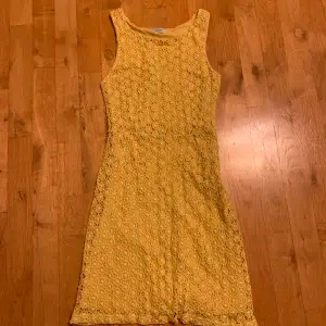 Fin gul spetsklänning från pull&bear. Inte använd så är som ny. Skriv privat för fler bilder.
