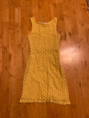 Gul klänning  - Fin gul spetsklänning från pull&bear. Inte använd så är som ny. Skriv privat för fler bilder.