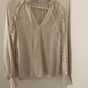 Säljer denna söta blus från Kappahl, hör av dig vid frågor 💞💞