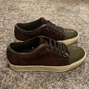 Lanvin Cap Toe skor - Lanvin Cap Toe skor i färgen vinröd.  Storlek: UK5 vilket motsvarar runt 39-40. Skick: 8/10 fint skick men finns tecken på användning. Extra snören medföljer! Vid fler frågor/bilder är det bara och höra av sig!