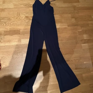Jumpsuit - Jumpsuit från BikBok strl S Passar längden ca 160-170 cm