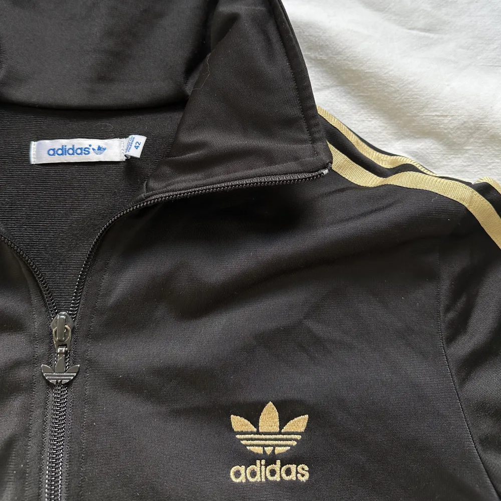 Adidas jacka i storlek 42. Hoodies.