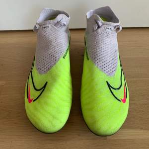 Nike Phantom GX Elite DF FG Luminous i mycket fint skick. Inköpta på Stadium i somras och använda max 5 gånger. Fungerar lika bra på konstgräs som naturgräs.  Nypris Unisportstore 2619 kr (nedsatt från 3449 kr). Kvitto finns.  