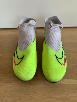 Fotbollsskor strl 42, Nike Phantom GX Elite DF FG - Nike Phantom GX Elite DF FG Luminous i mycket fint skick. Inköpta på Stadium i somras och använda max 5 gånger. Fungerar lika bra på konstgräs som naturgräs.  Nypris Unisportstore 2619 kr (nedsatt från 3449 kr). Kvitto finns.  