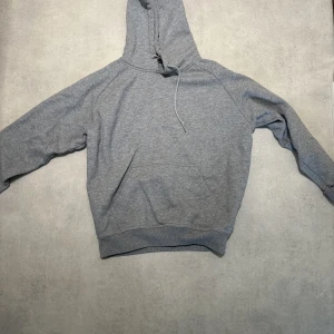 Grå hoodie - Grå hoodie! Perfekt basplagg 