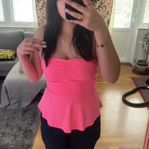 topp - säljer nu denna fina rosa topp från gina då den inte kommer till användning! jag köpte den på sellpy men den är i nyskick!💕