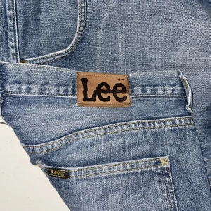Lee jeans  - Jag är 165 och bär S, de passar bra i längd men ganska stora i midjan 