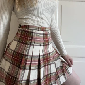 Rutig Flanellkjol <3  - Helt oanvänd minikjol. Tjockt och kvalitetsmaterial. Flanell utsida (75% Ull) och satin - insida.  Storlek 2, motsvarar S. 