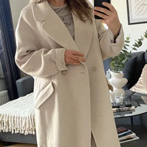 Beige/offwhite Coat from H&M - A nice coat from H&M size Large. I’ve used it as an oversize coat. Usually I have small/medium. New Price 699kr, I’m selling it for 500kr. Used 2-3times.
