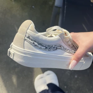 Vans - Hej! Säljer mina Vans speciall edition, jätte fint skick nästan som nya! Kommer inte till så stor användning! Köpa nya för 1200kr! Dom är creme vita/beige med orm skins mönster på sidan. 