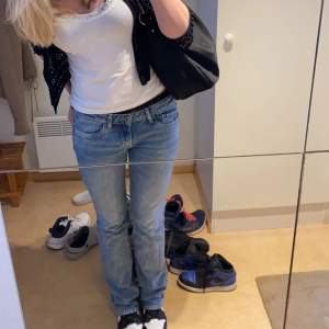 Jeans från Pepe, modell Piccadilly, bootcut. Midja 41 cm innerben 83  cm