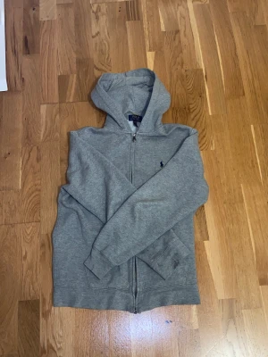 Polo Ralph Lauren Zip - Tjena! Säljer denna Polo Ralph Lauren zip i bra skick. Hör av dig ifall du är intresserad! Priset kan diskuteras 