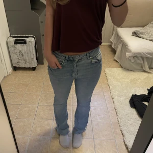 Jeans - Jeans från Gina storlek 38. jag har klippt upp dom längs benslutningen 💓