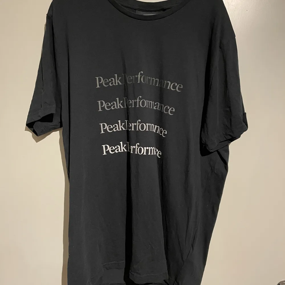 Säljer nu min t-shirt då jg inte använder den mer & bättre den kommer till andvändning Nypris 500 Mitt pris 250. T-shirts.