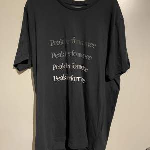 Säljer nu min t-shirt då jg inte använder den mer & bättre den kommer till andvändning Nypris 500 Mitt pris 250