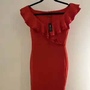 Röd tajt klänning, prislappen kvar