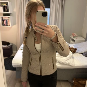 Jacka - Supersnygg jacka med coola detaljer från holllies Stockholm, går inte att hitta i butik eller på hemsida längre! I ny skick. Säljer då den är för liten💓