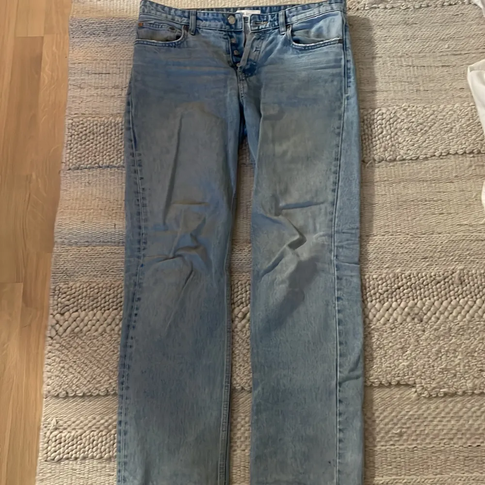 säljer dessa jeans från zara i storlek 40, då de inte kommer till användning. sparsamt använda och det tillkommer inga defekter. jeansen har slitna detaljer vid fickor och anklarna 💕. Jeans & Byxor.